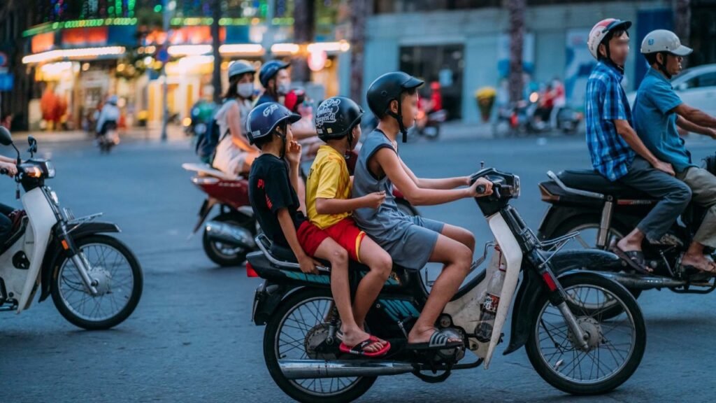 Seputar Fakta Larangan Pengendara Motor Menggunakan Sendal Jepit saat Berkendara