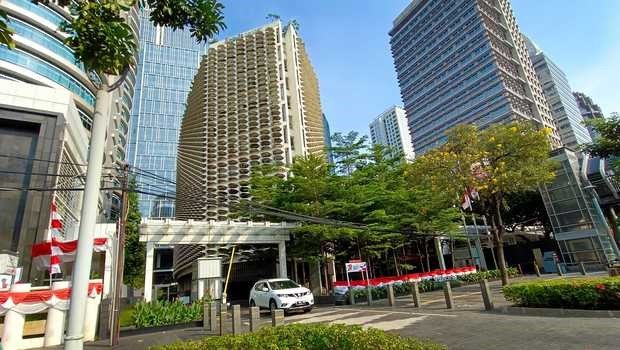 DEMI KENYAMANAN PEJALAN KAKI, GEDUNG DI SUDIRMAN-THAMRIN TIDAK MENGGUNAKAN PAGAR BESI