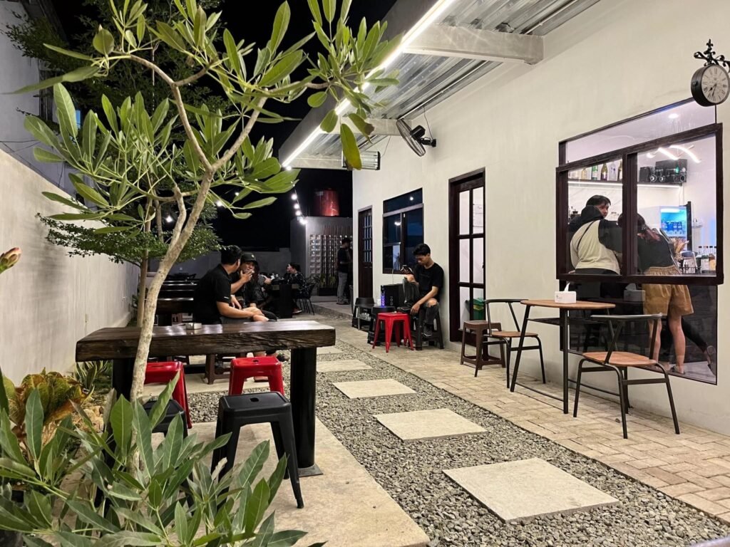 Mengerjakan Tugas Sambil Minum Kopi atau dalam Keheningan? Mana Tempat yang Paling Membuat Produktif?